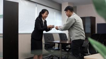 職場であいさつをしようイメージ